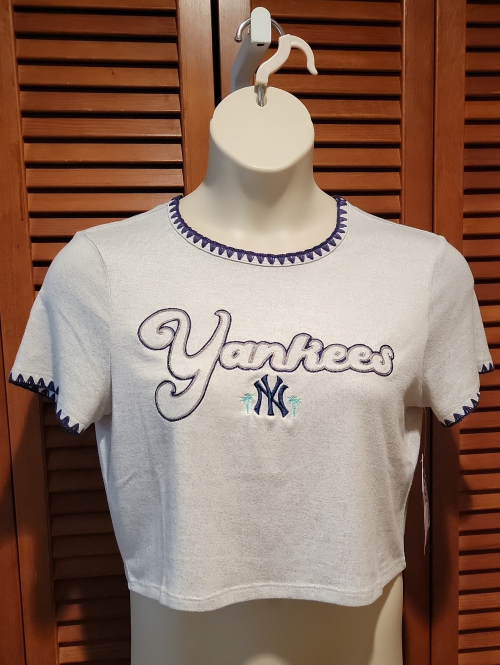 NEW YORK YANKEES WOMEN'S LIGHT GRAY CROPPED TEE WITH NAVY TRIM